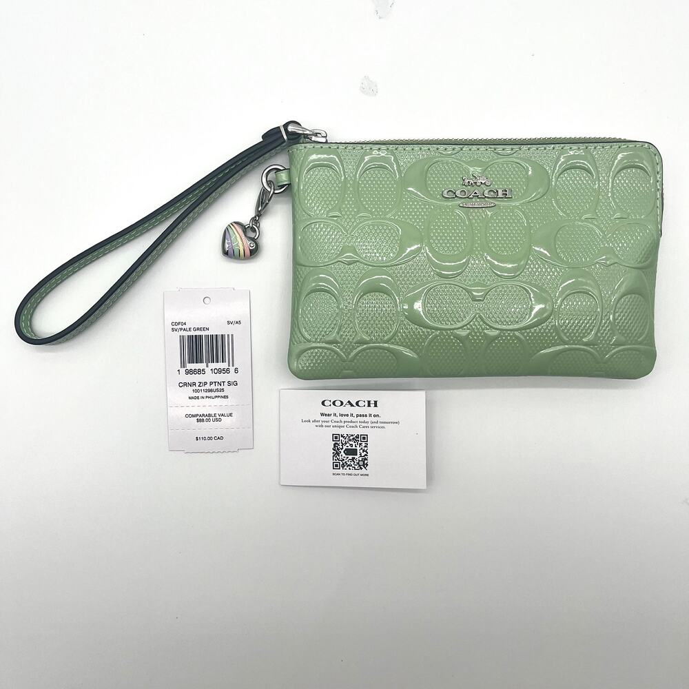 COACH NWT Pearlized Signature Patent Leather Wristlet, Rainbow Heart Charm - Picture 4 of 13